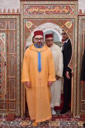 Image du Maroc Professionnelle de  Sa Majesté le Roi Mohammed VI, Amir Al Mouminine, accomplit la prière du Vendredi à la mosquée Al Ikhlass à Casablanca, le 1er Juin 2018. (Photo/ SPPR) via Jalilbounhar.com